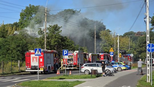Pożar drewniaka w Otwocku. Rodzina z niepełnosprawnym dzieckiem potrzebuje pomocy