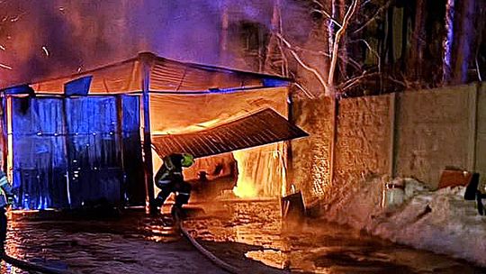 Pożar maszyny produkcyjnej i garażu z autami. Dwie akcje strażaków