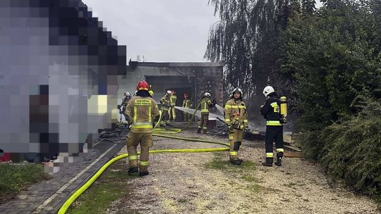 Pożar przyczepy kempingowej i domu jednorodzinnego. Jedna osoba poszkodowana