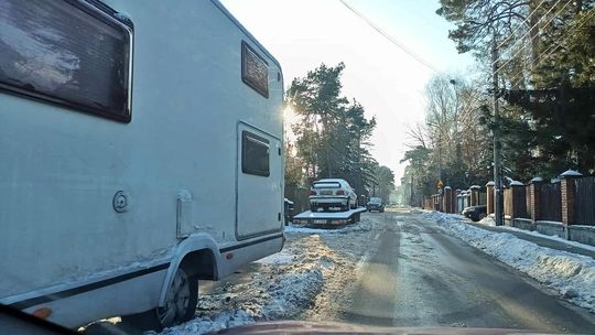 Prywatny parking na miejskiej drodze? Co dzieje się na Leśnej i co na to urzędnicy?