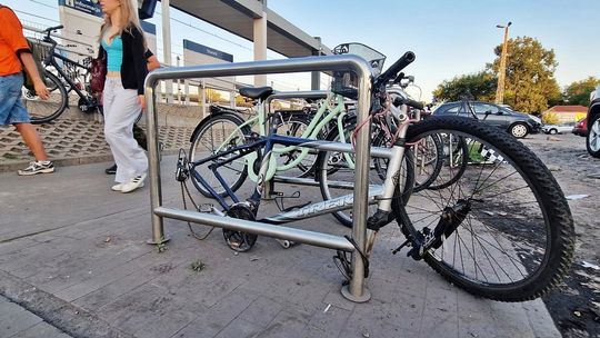 Przy PKP Otwock kradną rowery po kawałku. Czy przy stojakach powinny być kamery?