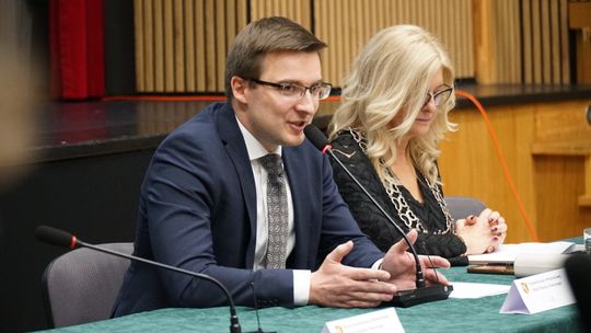 Rada Powiatu zdecydowała, że otwocki starosta zarabia za mało. Ile teraz będzie zarabiał?