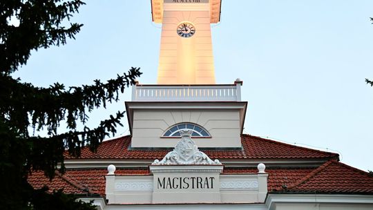 Ratusz w Otwocku odzyskuje dawny blask. Konserwator pokazał efekty prac