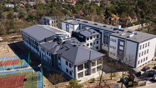 Rozbudowa szkoły w Józefowie. Nowa hala, przedszkole i nowoczesne przestrzenie dla uczniów [FOTO]
