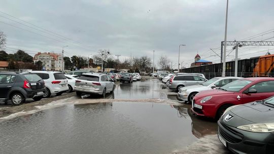 Parking przy dworcu zamienił się w jezioro! Strażacy wzywani do podtopień