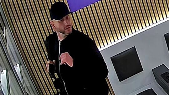 Rozpoznajesz tego mężczyznę? Poszukuje go policja