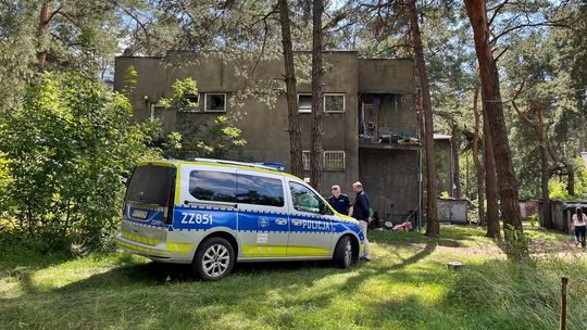 Runęła część dachu budynku mieszkalnego. W środku makabryczne odkrycie