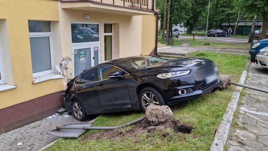 Samochód staranował małżeństwo na terenie szpitala [FOTO]