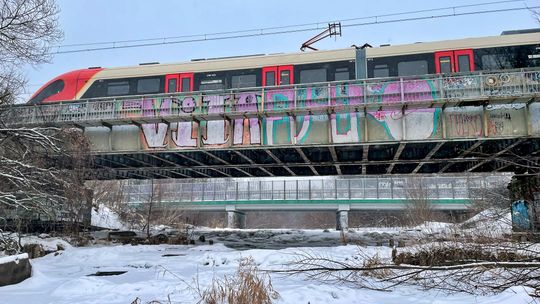 Siarczysty mróz skuł rzekę Świder [FOTO]