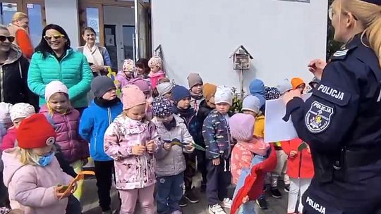 Spotkanie przedszkolaków z policjantami i psem służbowym Nico