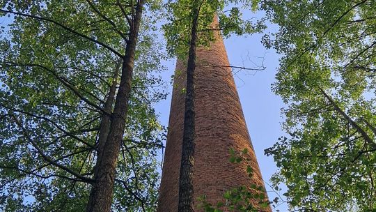 Tajemnice ceglanego komina ukrytego w lesie [FOTO]
