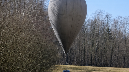 Tajemniczy balon na skraju lasu. Interwencja służb w powiecie otwockim