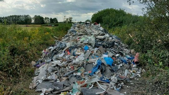 Tony śmieci przy trasie 801. Burmistrz Karczewa: „Nie pozwolimy, by ktoś tak traktował naszą gminę”