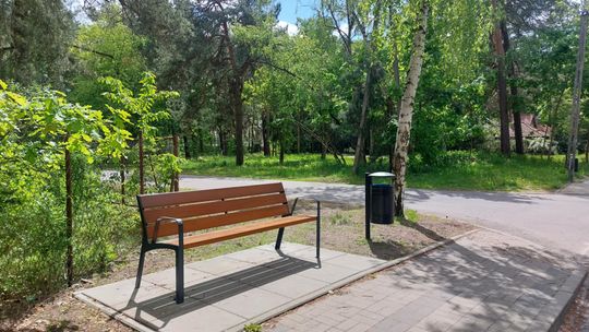 Tu można przysiąść – i to dosłownie. Nowe ławki w Józefowie
