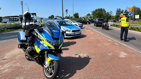 Uciekał BMW i próbował przechytrzyć drogówkę starym trikiem. Policjanci nie dali się nabrać