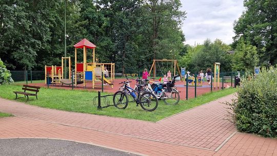 Rodzice i dzieci muszą poczekać. Dlaczego plac zabaw w parku został zamknięty?