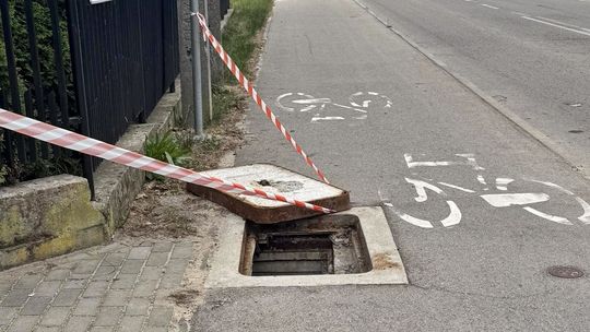 Uwaga rowerzyści! Otwarte studzienki na popularnej ścieżce