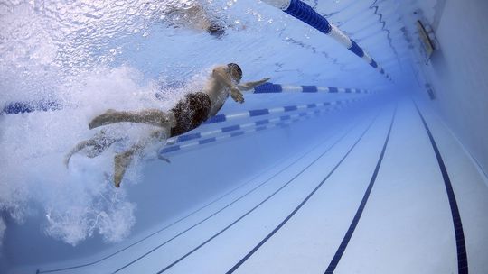 W Józefowie sprawdzisz swoje umiejętności pływackie. Bezpłatny egzamin na kartę pływacką
