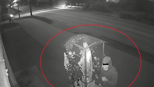 Wandal zniszczył kapliczkę tuż przed świętami. Poszukiwany sprawca