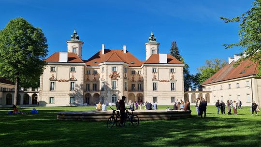 Weekend w Pałacu Bielińskich! Relaks w parku, widoki na jezioro i koncert smyczkowy [FOTO]