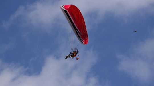 Wieczorne zderzenie na S17 i wypadek paralotniarza