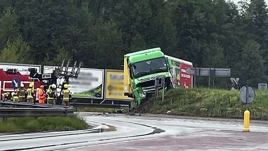 Wjechał tirem prosto na rondo. Jak do tego doszło?
