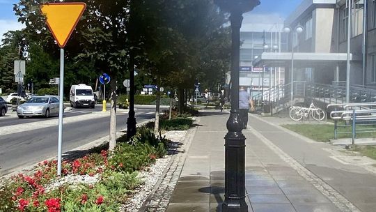 Wyglądają jak latarnie retro, ale chłodzą mieszkańców. Nowość w Otwocku