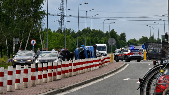 Wypadek autobusu i osobówki na krajowej „50”. Są ranni