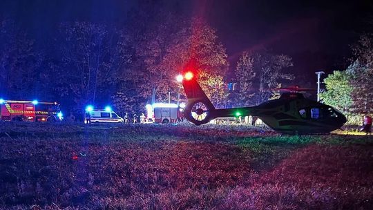 Wypadek na łuku drogi niedaleko trasy S17. Trzy osoby w szpitalu