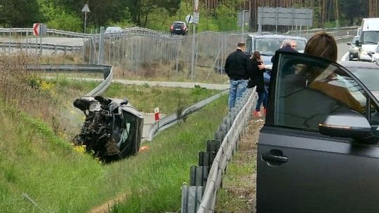 Wypadek na S17. Auto przebiło bariery i wpadło do rowu