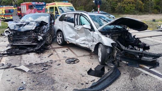 Wypadek na przejeździe kolejowym. Dwie osoby trafiły do szpitala