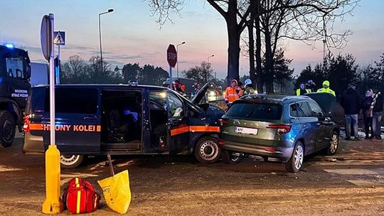 Pojazd Straży Ochrony Kolei zderzył się z innymi autami