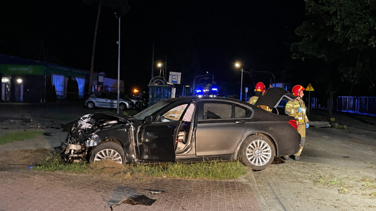Wypadek na wylotówce z Otwocka. „Tak huknęło, że aż światło zgasło”