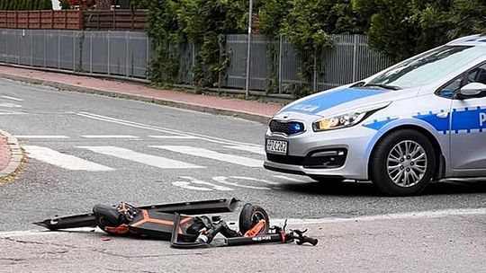 Wypadek w Józefowie. 11-latek na hulajnodze zderzył się z autem [FOTO]