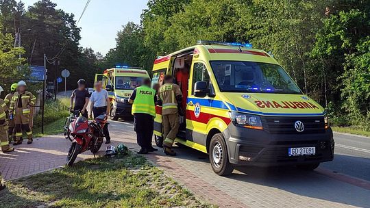Poważne zdarzenie na wylotówce z udziałem motocyklisty i rowerzysty. Są ranni