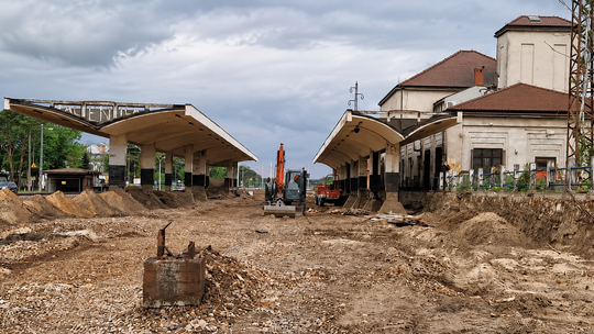 Zabytkowe wiaty jak po rozbiórce. Co dzieje się na linii otwockiej?
