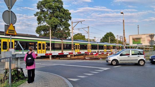 Zamknięcie przejazdu w Falenicy. Gdzie będą przejścia i jak pojadą autobusy? Nasz raport