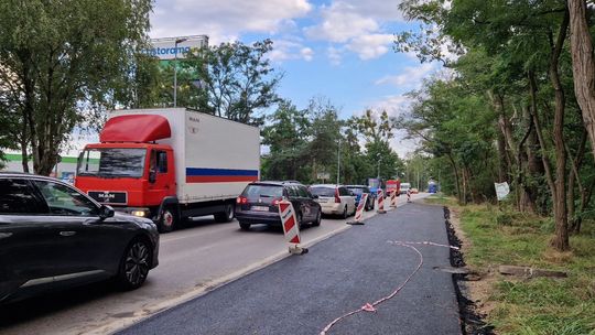 Zaskakujący sposób na korki przy ul. Kuklińskiego. Zrobili asfalt na poboczu