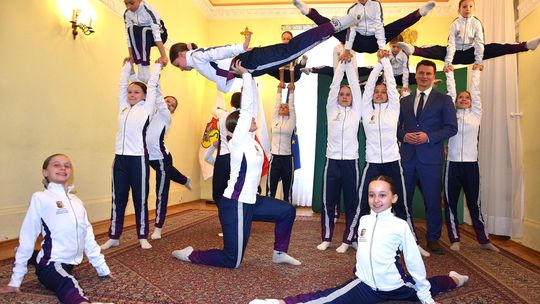 Zawodniczki UKS Otwock otrzymały nowe stroje. Przed nimi ważne zawody