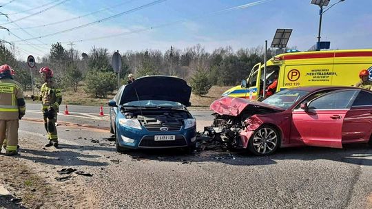 Zderzenie trzech aut na krajowej „50”. Kilka osób trafiło do szpitala