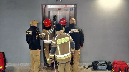 Zepsuta winda na PKP Otwock. Strażacy uszkodzili drzwi podczas ewakuacji? Co na to PKP PLK?