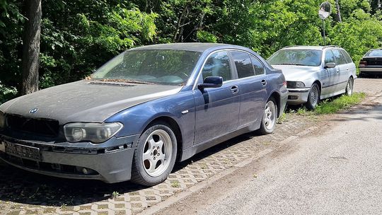 Złomowisko czy parking? Problem z wrakami na ulicach i osiedlach. Mieszkańcy mają dość!
