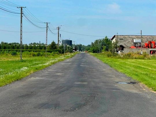 Droga gminna w Sobieniach Biskupich, która zostanie przebudowana dzięki dofinansowaniu z budżetu województwa mazowieckiego. Prace obejmą około 320-metrowy odcinek.