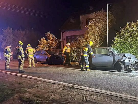 Zostawił po sobie rozbite auta i zniszczony płot. Policja szuka sprawcy