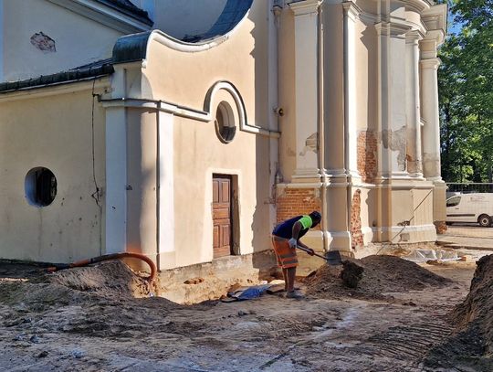 Ruszyły prace konserwatorskie w zabytkowym kościele w Karczewie [FOTO]