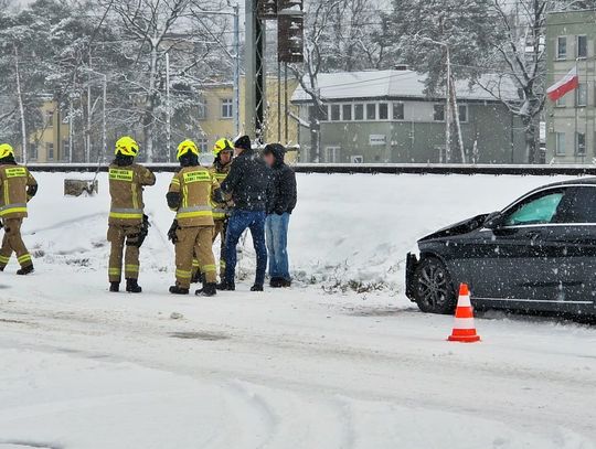 Atak zimy w Otwocku. Trudne warunki, kolizje i śnieżny park Atak zimy w Otwocku. Trudne warunki, kolizje i śnieżny park