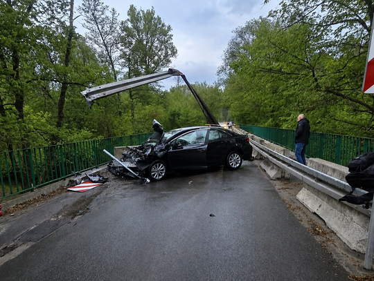 Auto wbiło się w bariery na moście. Czy Otwock, Wiązowna i powiat dogadają się ws. nowej przeprawy?