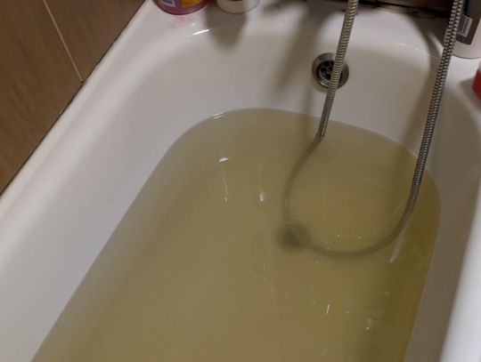 Brunatna woda w kranach w centrum. Co się stało? OPWiK wyjaśnia [AKTUALIZACJA]
