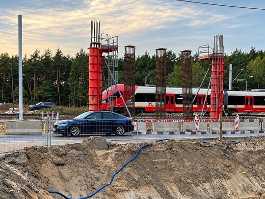 Budowa wiaduktu na Brücknera i Werbeny. Co z drogą przez las? Nasz raport z linii otwockiej