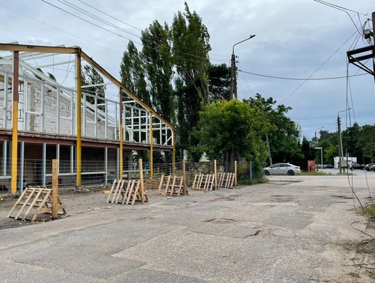 Budują nową halę targową dla kupców. Kiedy będzie gotowa?